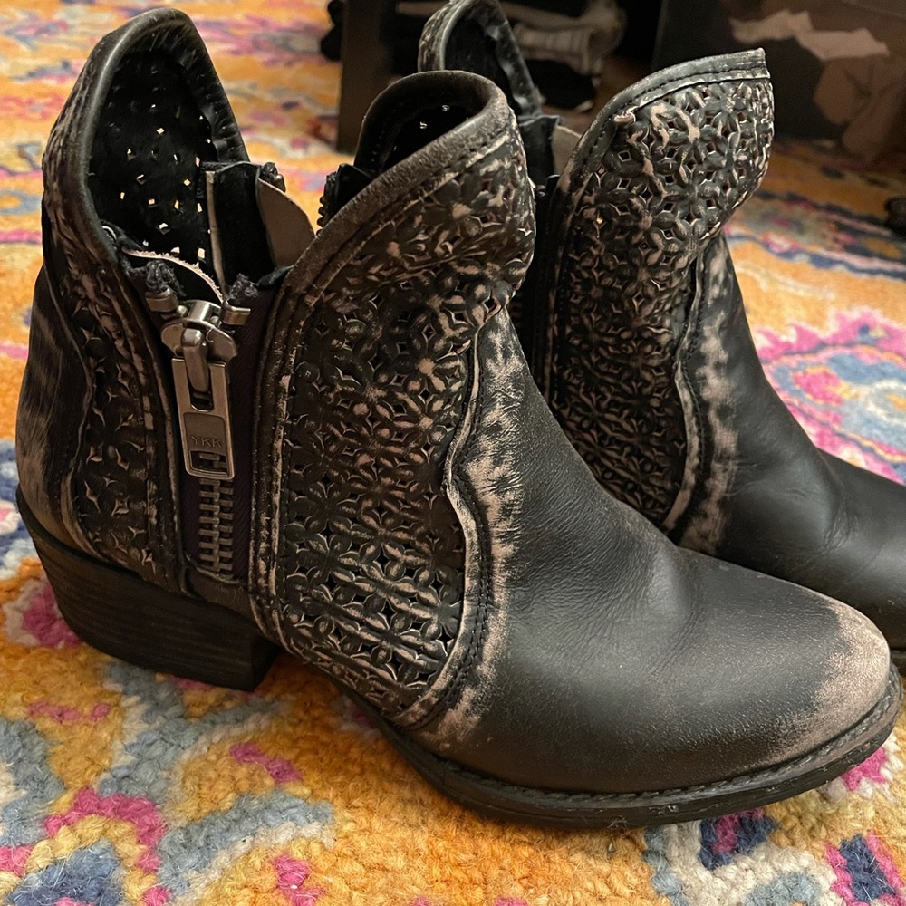 Western distressed circle g leather booties